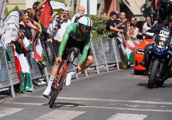 Filippo Ganna vuela por las calles de Valladolid, con varias banderas palestinas a su espalda.