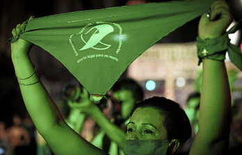 2020ko abenduaren 30ean Argentinan abortua onartu zuteneko mobilizazioa Kongresuaren atarian.