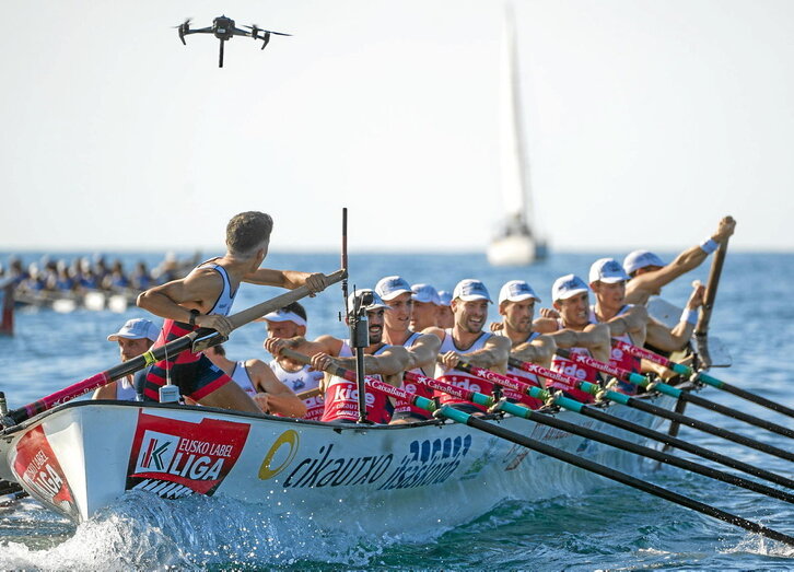 ETBko dronea Ondarroako traineruaren gainean.