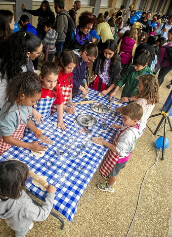 Irakasle gutxik jartzen dituzte ikasleak erdigunean.