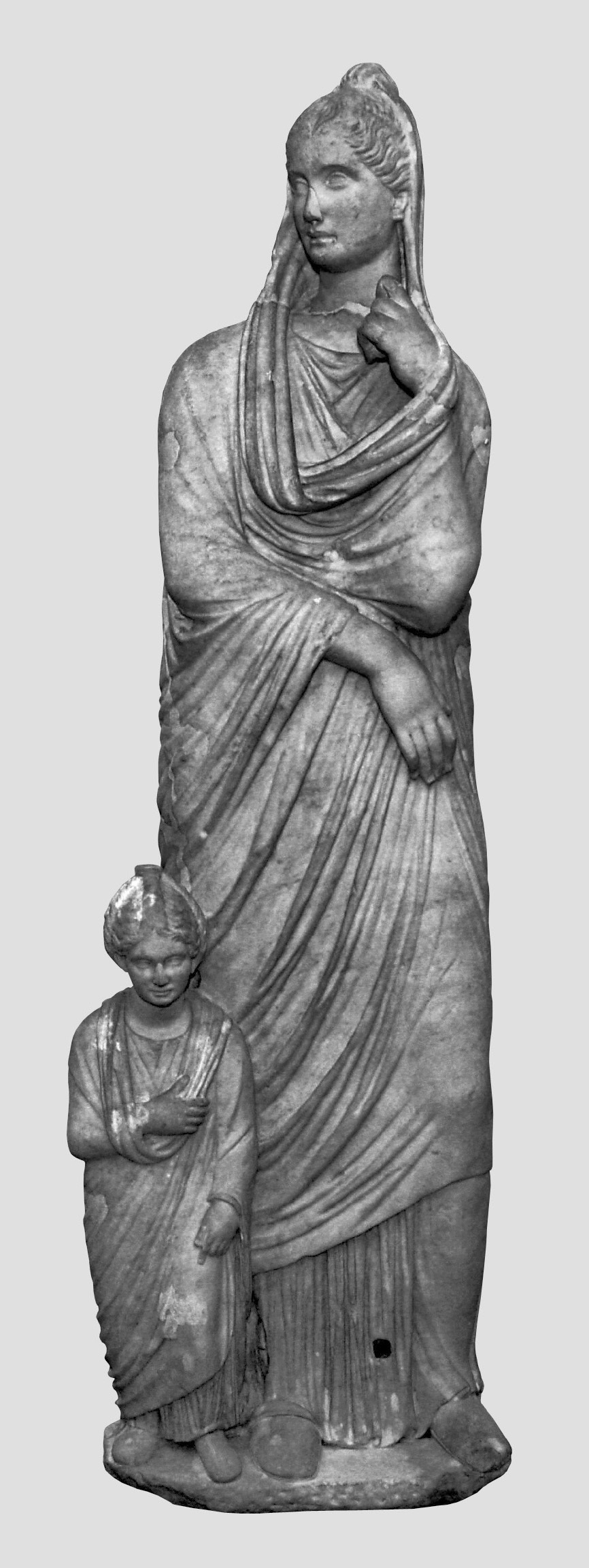 Grupo estatuario de madre e hija, guardado en el Musei Capitolini, Centrale Montemartin. (H. R. Goette)