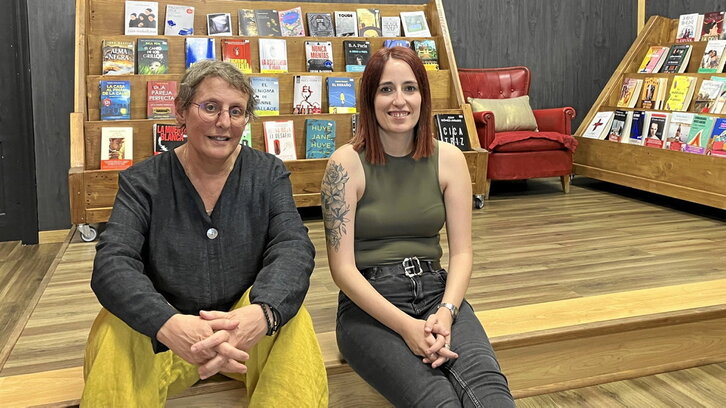 Lola García y Ane Unzalu, en el txoko de lectura del que dispone la librería Eguzki de Agurain.