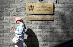 Una mujer pasa ante la Embajada de Polonia en Moscú.