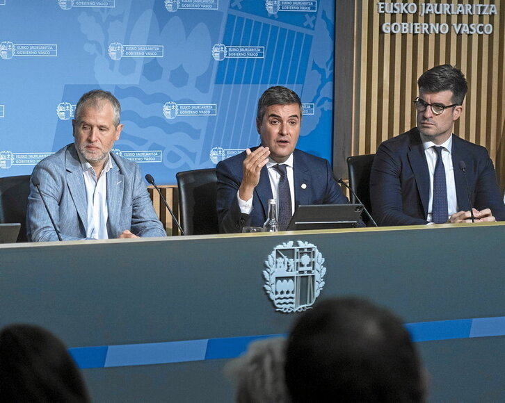 El consejero Mikel Jauregi, en el centro, durante su comparecencia ayer en Bilbo.