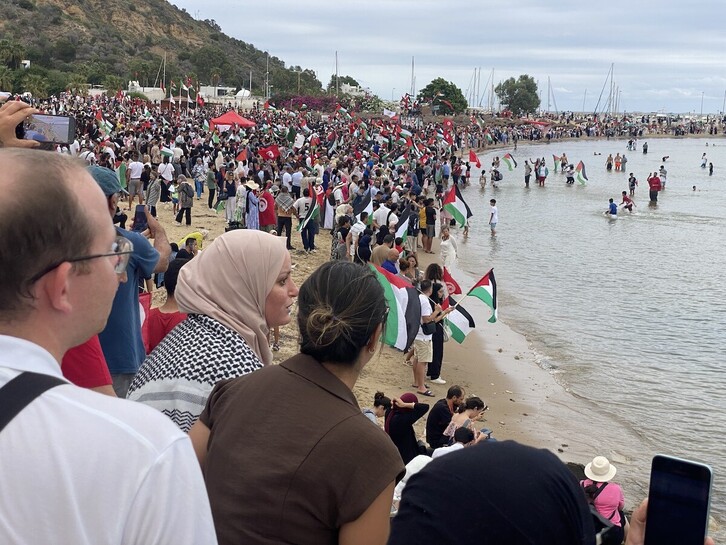 Cientos de personas, en apoyo a la Flotilla en Túnez.