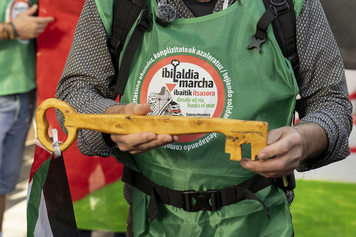 La llave que va pasando de pueblo en pueblo en esta iniciativa solidaria con Gaza, desde Tutera hasta Hendaia.
