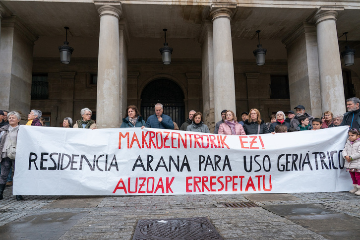 Aparte de las quejas desde la derecha, el vecindario se ha manifestado para que se dé al edificio un uso geriátrico y contra este tipo de macrocentros.
