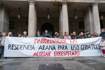 Aparte de las quejas desde la derecha, el vecindario se ha manifestado para que se dé al edificio un uso geriátrico y contra este tipo de macrocentros.