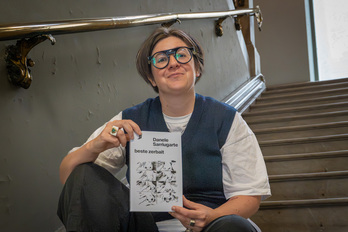 Danele Sarriugarte, liburuaren aurkezpenean.