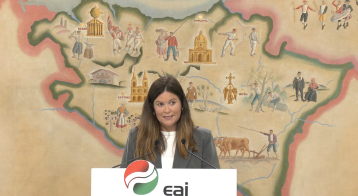 Maitane Ipiñazar ha hecho el anuncio ante el cuadro que decoraba la sede incautada.