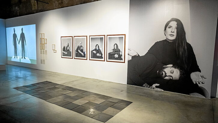 La exposición de Abel Azkona «Monumento a la familia», con cerca de quinientas piezas, está en el Centro Cultural Montehermoso de Gasteiz hasta el 28 de septiembre.