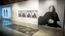 La exposición de Abel Azkona «Monumento a la familia», con cerca de quinientas piezas, está en el Centro Cultural Montehermoso de Gasteiz hasta el 28 de septiembre.