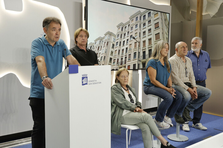 El concejal Ricardo Burutaran ha comparecido junto a inquilinos y allegados de los tres bloques afectados.