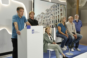 El concejal Ricardo Burutaran ha comparecido junto a inquilinos y allegados de los tres bloques afectados.