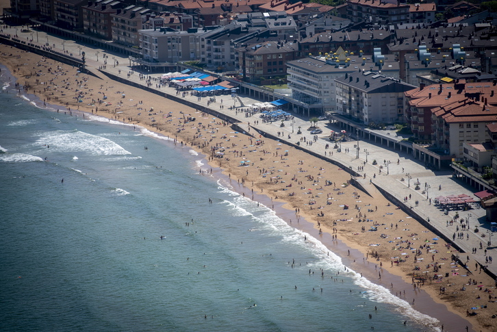Un hombre ha muerto este viernes en la playa de Zarautz.