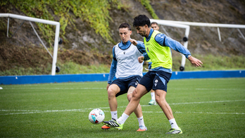 Carlos Soler, que entra por vez primera en una convocatoria, junto a Beñat Turrientes en un entrenamiento de esta semana. 