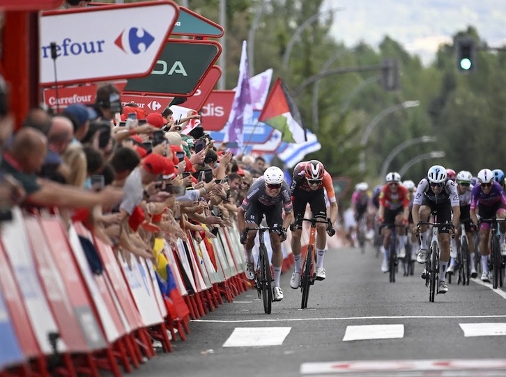 Corriendo cerca de las vallas, Philipsen ha superado claramente a sus rivales al sprint.