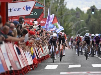 Corriendo cerca de las vallas, Philipsen ha superado claramente a sus rivales al sprint.