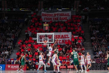Protesta en contra de la participación de Israel en un partido de Euroliga en el Buesa Arena.
