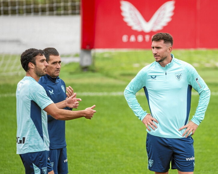 Aymeric Laporte, eskuinean, atzoko entrenamenduan.
