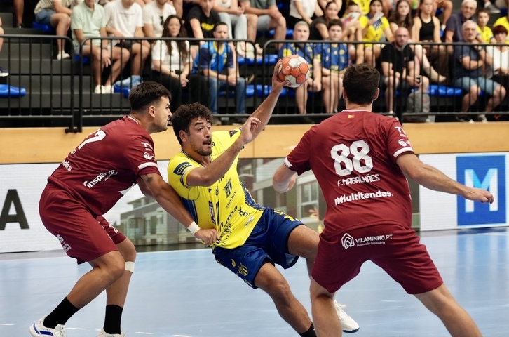 Rodrigo Salinas intenta sorter la defensa rival en un partido anterior.