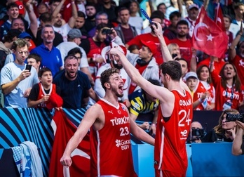 Alperen Sengun y Ercan Osmani se abrazan, con la hinchada turca eufórica al acceder a la final del Eurobasket.