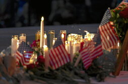 Banderas estadounidenses y velas en el lugar en el que mataron a Kirk.