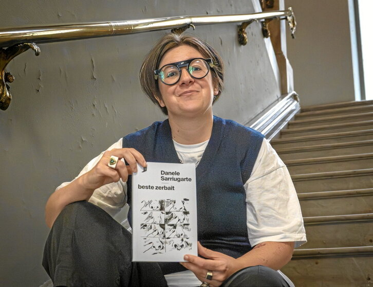 Danele Sarriugarte, liburuaren aurkezpenean.