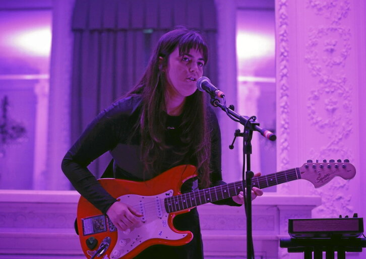 Goian, Saguxarreko Ane Segurolak eskainitako kontzertuko une bat. Behean, Deadletter eta Le Parody bandak euren emanaldietan.