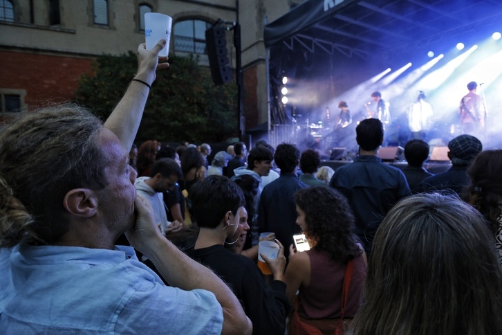 Deadletter taldeak publikoa poltsikoratu du Boga Boga Festibaleko lehen egunean.