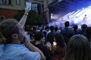 Deadletter taldeak publikoa poltsikoratu du Boga Boga Festibaleko lehen egunean.