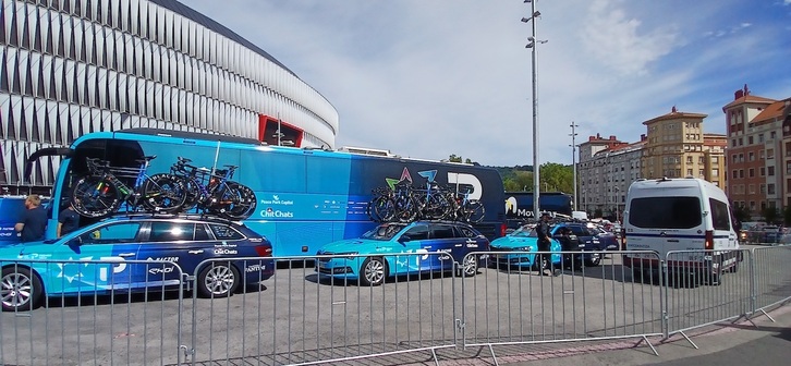 Autobús y coches del Israel Premier Tech estacionados ante el estadio de San Mames.