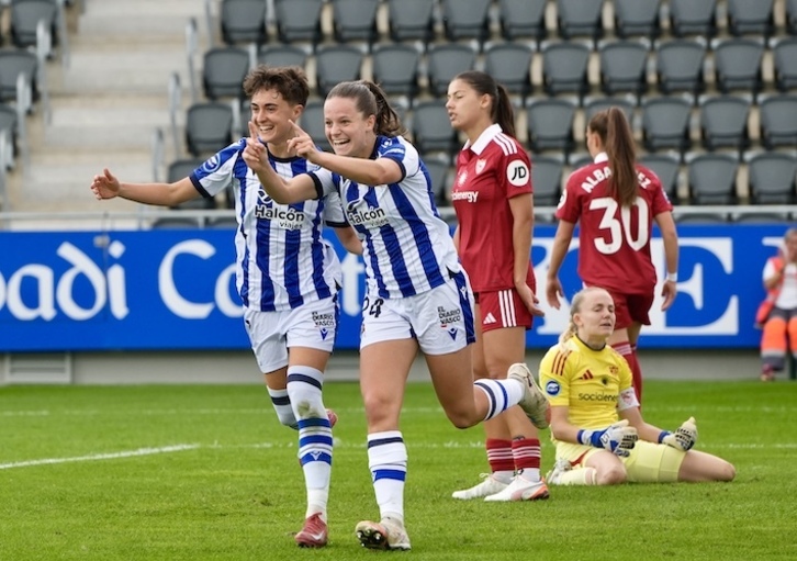 Intza celebra su gol en el partido de Liga F entre Real y Sevilla, primero que se disputa en el nuevo Estadio de Zubieta.