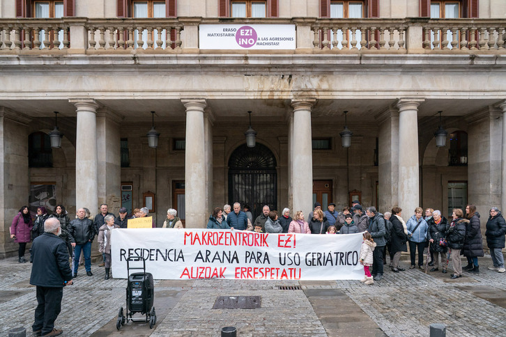 Protesta en marzo para pedir que se le de al centro un uso geriátrico.