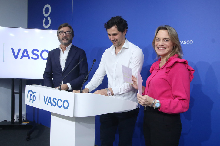 Raquel González, en una rueda de prensa junto a otros cargos del PP, el pasado febrero.