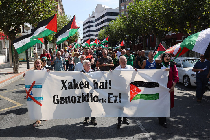 «Xakea bai, genozidiorik ez» aldarrikatu dute Sestaoko kaleetan.