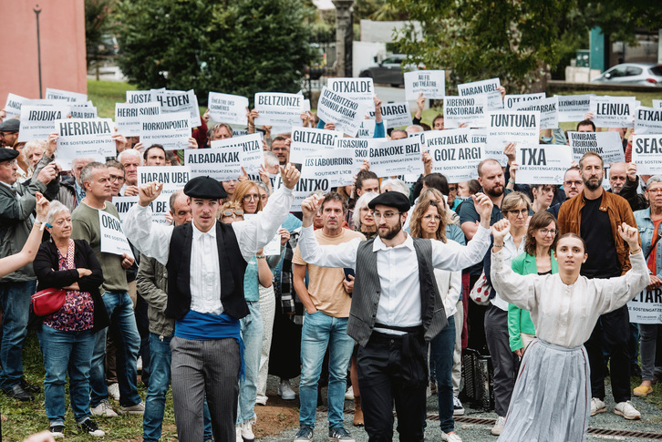 Hainbat eragilek babesa adierazi diote EKEri Uztaritzen, Lota jauregian.