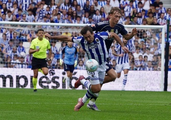 Huijsen ha visto la roja por este derribo sobre Oyarzabal, pero la Real no ha podido hacer baler su superioridad para al menos puntuar.