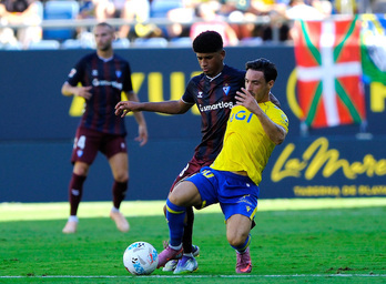 Adu Ares, titular por primera vez, intenta arrrebatar el balón a Iza.