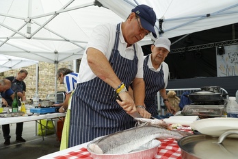 Dos participantes en el concurso de merluza a la donostiarra.