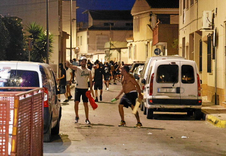 Un grupo de jóvenes, durante los disturbios racistas contra la población migrante en la localidad murciana de Torre Pacheco, el pasado 12 de julio.