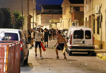 Un grupo de jóvenes, durante los disturbios racistas contra la población migrante en la localidad murciana de Torre Pacheco, el pasado 12 de julio.
