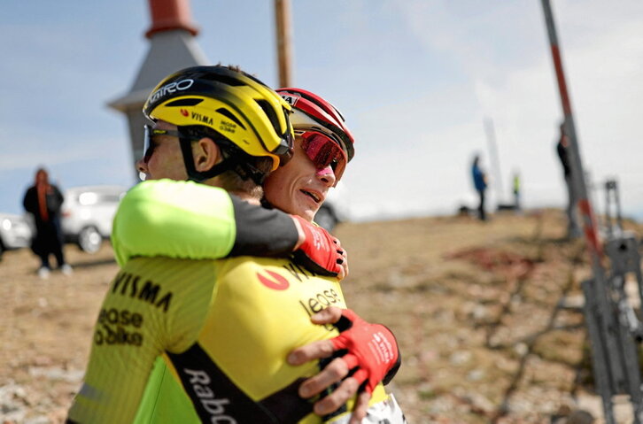 Vingegaard se abraza con su compañero Kuss al ganar en la Bola del Mundo.