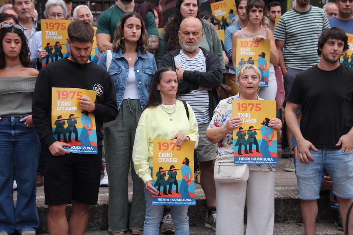 Dozenaka herritarrek aurkeztu dute ekitaldia Txikiren senideekin batera.