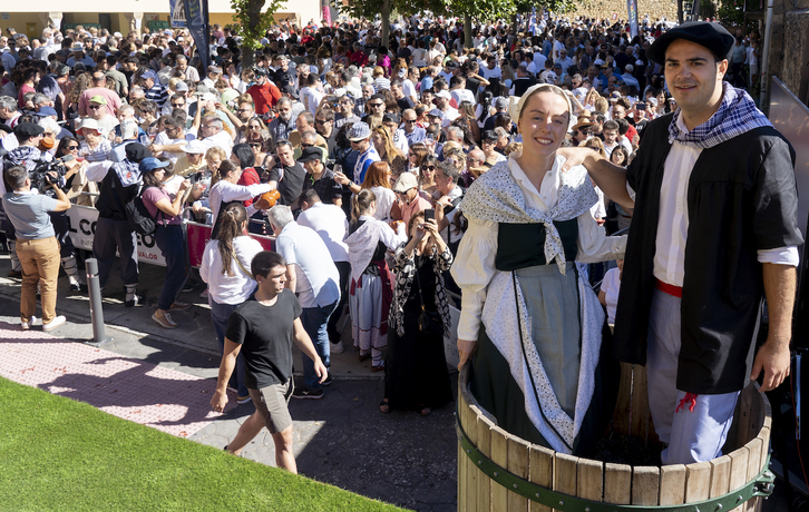 Al comienzo de la Fiesta de la Vendimia se ha celebrado el pisado de uva.