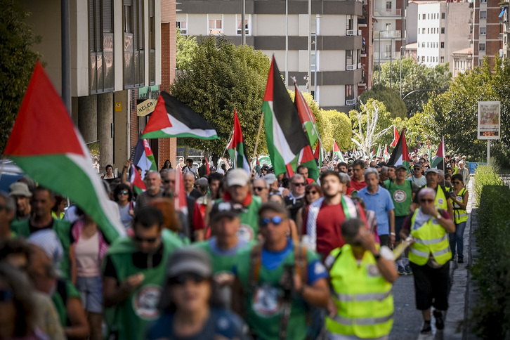 Martxak Iruñeako kaleak palestinar ikurrez bete ditu.
