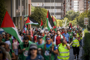 Martxak Iruñeako kaleak palestinar ikurrez bete ditu.