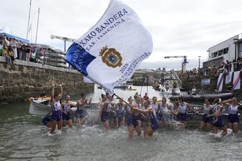 Arraun Lagunak taldeko neskak, garaipena ospatzen.