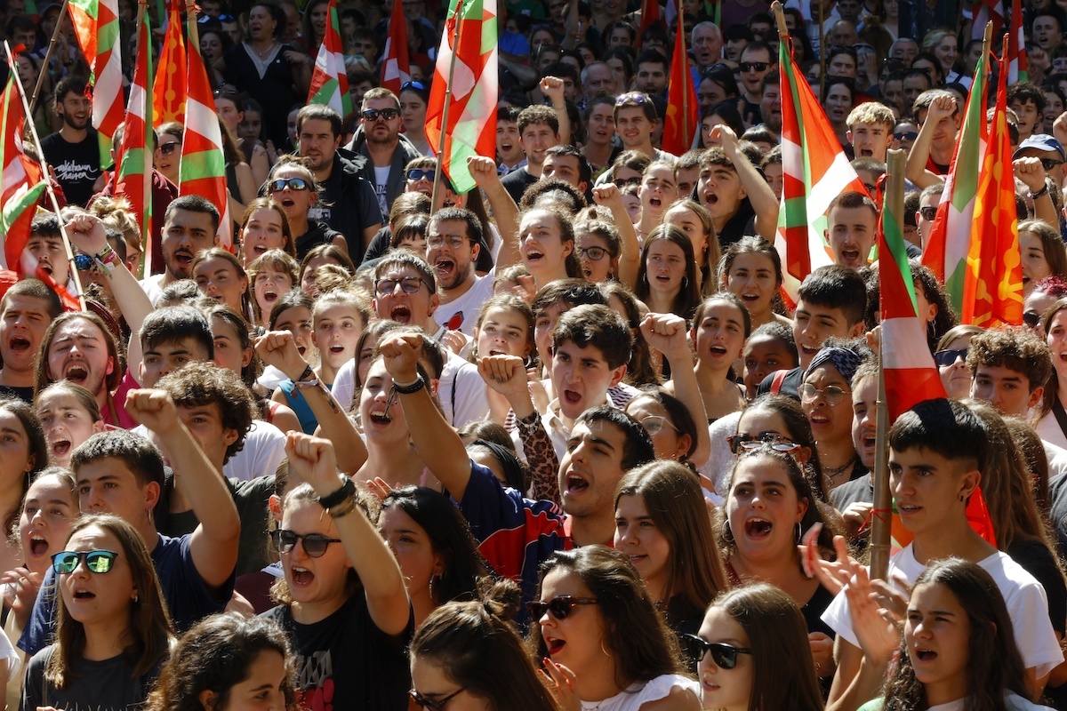 Gazteak Ernaik Donostian egin duen manifestazioan. (Maialen ANDRES/FOKU) Gazteak Ernaik Donostian egin duen manifestazioan. (Maialen ANDRES/FOKU)