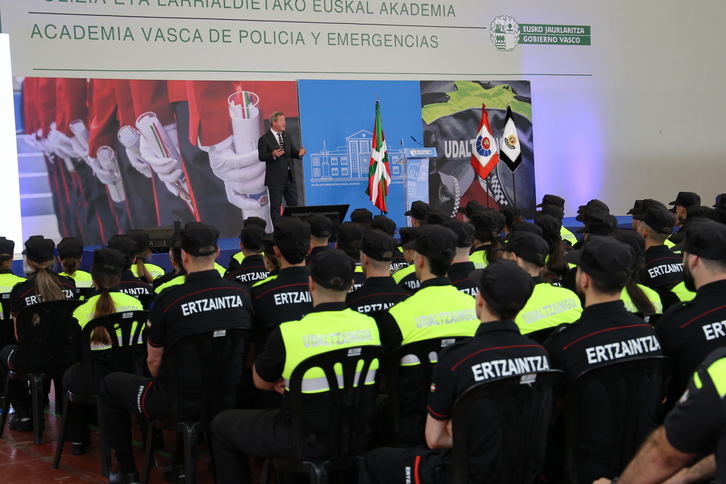 El consejero de Seguridad, Bingen Zupiria, el pasado mes de junio en Arkauti, rodeado de aspirantes a integrar la Ertzaintza y policías locales. 